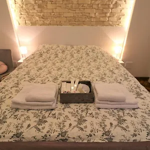 https://cozy-2-rooms-apartment-old-town-free-minibar.bucharesthotelsnow.com